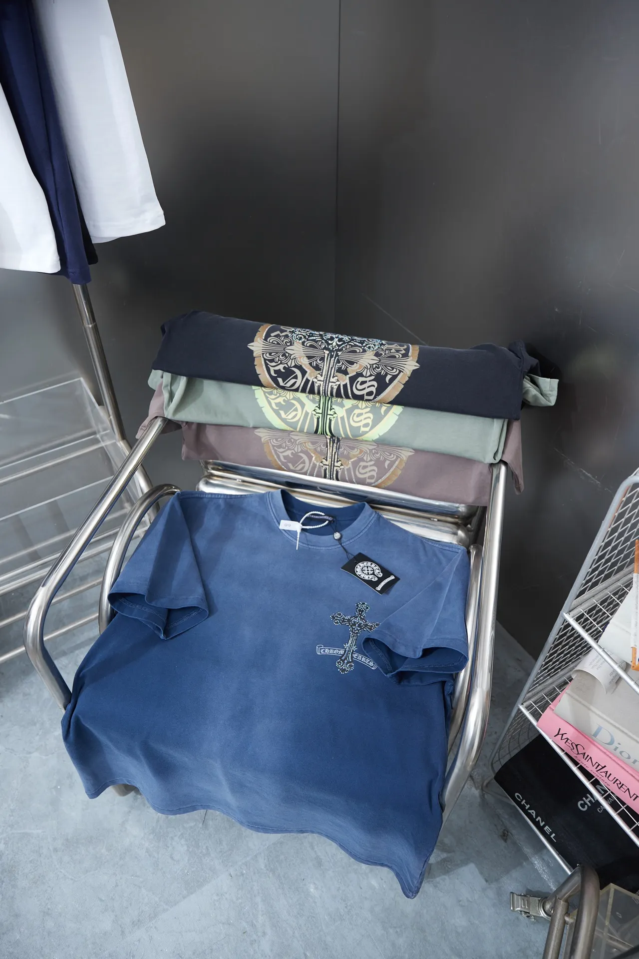🅿️220 Ch*om Hearte CH 25SS early spring new style, hot diamond cross pattern short sleeves, light luxury, essential item for daily commuting for men and women, correct version, welcome to compare, detailed features · 280g 100% pure cotton double yarn jersey fabric · Special thickened 32 pieces of double-strand 1X1 thread in the same vat · Kangli digital printing ➕Imported Australian matte pearlescent diamonds. Ready-made garments are dyed. Then do the faded fried snowflake process and then wash it to make it look old. General washing improves the effect · Double-needle stitching across seams · Original main mark washed tag brand moisture-proof paper packaging Color: black/dark sapphire blue/coffee/military green Size: S/M/L/XL